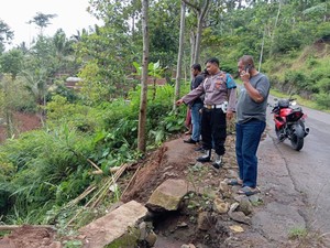 Warga Jombang Tewas Terperosok Jurang Saat Berteduh di Bekas Warung