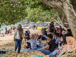 Ribuan Wisatawan Serbu Pantai Selatan Trenggalek Hari Pertama Tahun Baru 2025