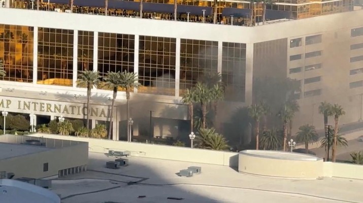 Asap mengepul setelah Tesla Cybertruck terbakar di pintu masuk Trump Tower di Las Vegas, Nevada, AS, 1 Januari 2025, dalam tangkapan layar dari video yang diperoleh dari media sosial. (Jeffrey Miller/via REUTERS)