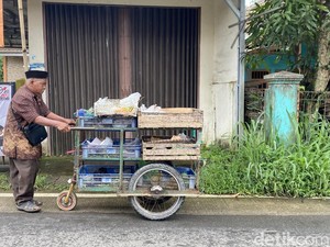 Kisah Karmi, Pejuang Keluarga di Balik Gerobak Sayur