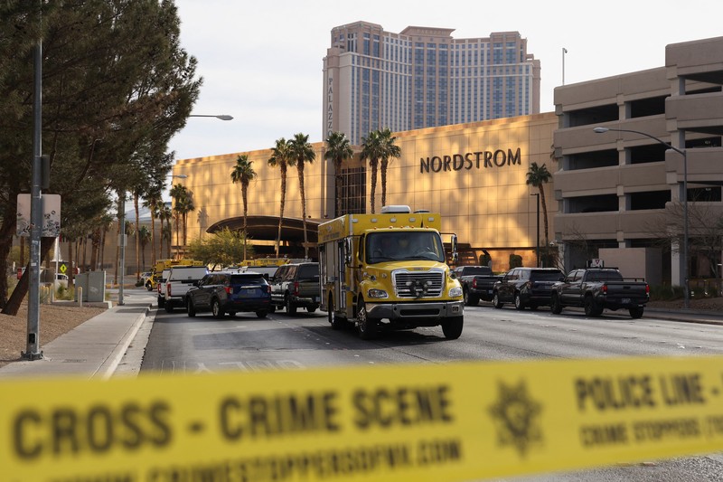 Asap mengepul setelah Tesla Cybertruck terbakar di pintu masuk Trump Tower di Las Vegas, Nevada, AS, 1 Januari 2025, dalam tangkapan layar dari video yang diperoleh dari media sosial. Asap mengepul setelah Tesla Cybertruck terbakar di pintu masuk Trump Tower di Las Vegas, Nevada, AS, 1 Januari 2025, dalam tangkapan layar dari video yang diperoleh dari media sosial. (Jeffrey Miller/via REUTERS)