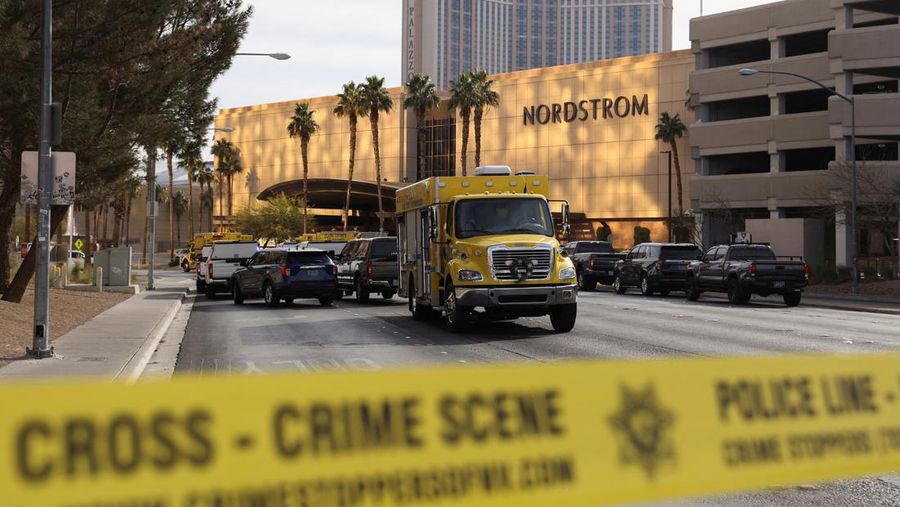 Asap mengepul setelah Tesla Cybertruck terbakar di pintu masuk Trump Tower di Las Vegas, Nevada, AS, 1 Januari 2025, dalam tangkapan layar dari video yang diperoleh dari media sosial. (Jeffrey Miller/via REUTERS)
