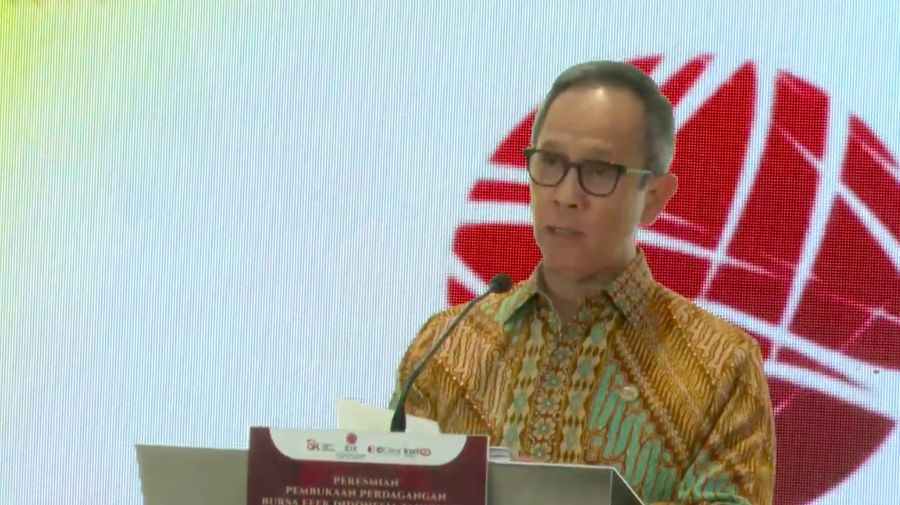 Ketua Dewan Komesaris Otoritas Jasa Keuangan (OJK), Mahendra Siregar memberikan sambutan dalam Peresmian Pembukaan Perdagangan Bursa Efek Indonesia Tahun 2025 di Gedung Bursa Efek Indonesia, Jakarta, (2/1/2025). (Tangkapan Layar Youtube/Indonesia Stock Exchange (IDX))