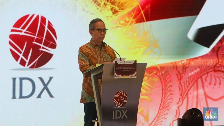 Ketua Dewan Komisioner Otoritas Jasa Keuangan (OJK), Mahendra Siregar saat menghadiri Pembukan Perdagangan Bursa Efek Indonesia (BEI) Tahun 2025 di gedung BEI, Jakarta, Kamis (2/1/2025). (²©²ÊÍøÕ¾/Faisal Rahman)