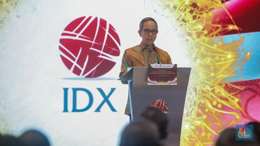 Ketua Dewan Komisioner Otoritas Jasa Keuangan (OJK), Mahendra Siregar saat menghadiri Pembukan Perdagangan Bursa Efek Indonesia (BEI) Tahun 2025 di gedung BEI, Jakarta, Kamis (2/1/2025). (CNBC Indonesia/Faisal Rahman)