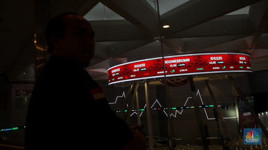 Layar menampilkan pergerakan perdagangan saham saat Pembukaan Perdagangan Tahun di Gedunh Bursa Efek Indonesia (BEI), Jakarta, Kamis (2/1/2025).