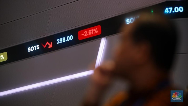 Layar menampilkan pergerakan perdagangan saham saat Pembukaan Perdagangan Tahun di Gedunh Bursa Efek Indonesia (BEI), Jakarta, Kamis (2/1/2025). (CNBC Indonesia/Faisal Rahman)