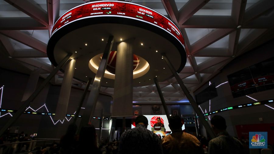 Layar menampilkan pergerakan perdagangan saham saat Pembukaan Perdagangan Tahun di Gedunh Bursa Efek Indonesia (BEI), Jakarta, Kamis (2/1/2025).