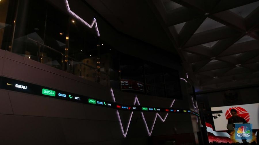 Layar menampilkan pergerakan perdagangan saham saat Pembukaan Perdagangan Tahun di Gedunh Bursa Efek Indonesia (BEI), Jakarta, Kamis (2/1/2025). (վ/Faisal Rahman)