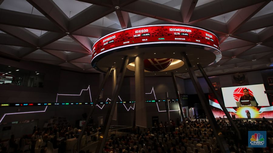 Layar menampilkan pergerakan perdagangan saham saat Pembukaan Perdagangan Tahun di Gedunh Bursa Efek Indonesia (BEI), Jakarta, Kamis (2/1/2025).