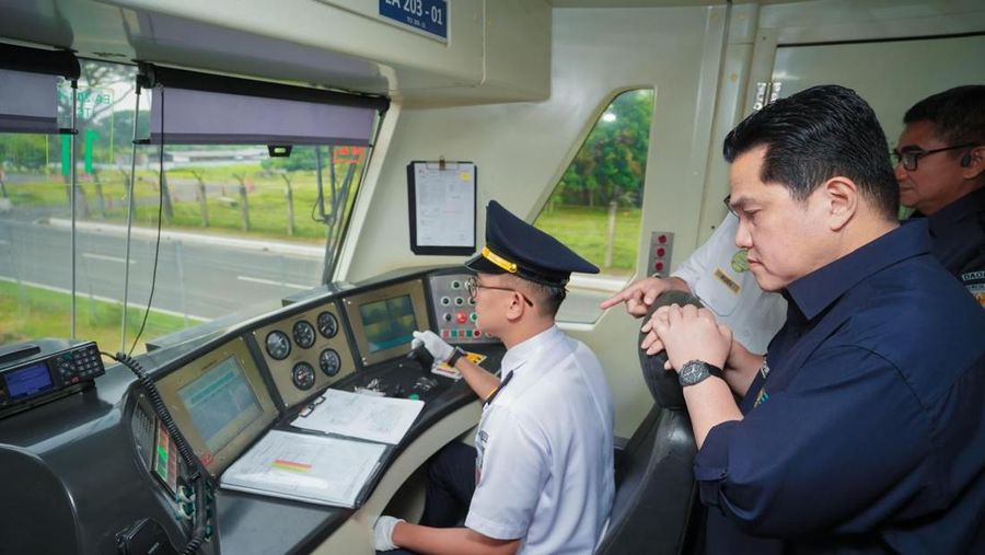Menteri Badan Usaha Milik Negara (BUMN) Erick Thohir menjajal kereta bandara dari Bandara Internasional Soekarno-Hatta menuju Stasiun BNI City, Jakarta, Rabu (1/1/2025). (Dok. Tim Media Menteri BUMN)