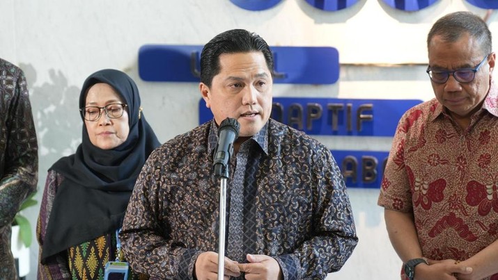 Menteri BUMN Erick Thohir rapat dengan pimpinan BUMN di sektor transportasi udara, seperti Garuda Indonesia, Citilink, Pelita Air, dan AirNav Indonesia di kantor Kementerian BUMN, Jakarta, Kamis (2/1/2025)/Dok: Kementerian BUMN.