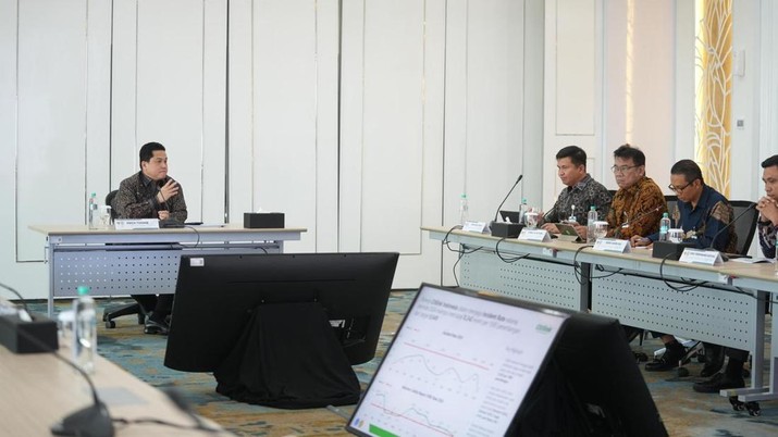 Menteri BUMN Erick Thohir rapat dengan pimpinan BUMN di sektor transportasi udara, seperti Garuda Indonesia, Citilink, Pelita Air, dan AirNav Indonesia di kantor Kementerian BUMN, Jakarta, Kamis (2/1/2025)/Dok: Kementerian BUMN.
