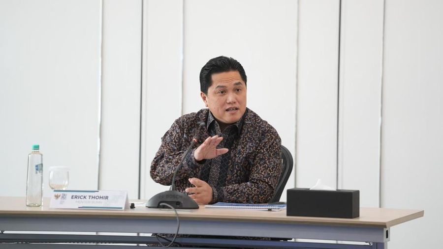Menteri BUMN Erick Thohir rapat dengan pimpinan BUMN di sektor transportasi udara, seperti Garuda Indonesia, Citilink, Pelita Air, dan AirNav Indonesia di kantor Kementerian BUMN, Jakarta, Kamis (2/1/2025)/Dok: Kementerian BUMN.