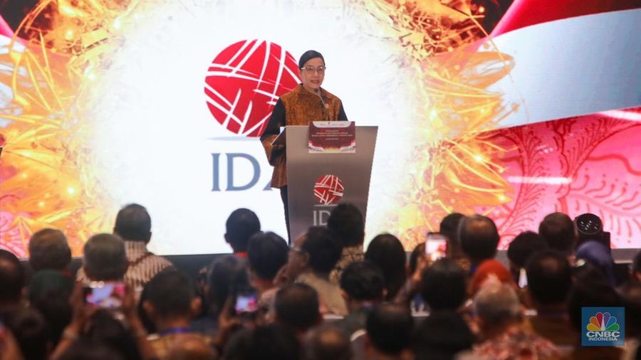 Menteri Keuangan, Sri Mulyani saat menghadiri Pembukan Perdagangan Bursa Efek Indonesia (BEI) Tahun 2025 di gedung BEI, Jakarta, Kamis (2/1/2025). (վ/Faisal Rahman)