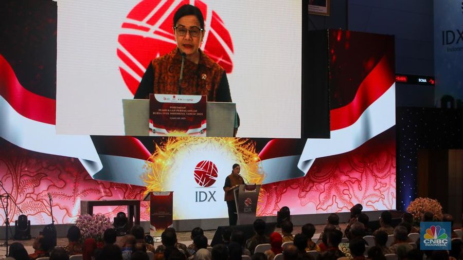 Menteri Keuangan, Sri Mulyani saat menghadiri Pembukan Perdagangan Bursa Efek Indonesia (BEI) Tahun 2025 di gedung BEI, Jakarta, Kamis (2/1/2025). (CNBC Indonesia/Faisal Rahman)