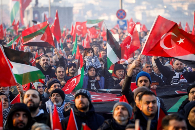 Pemandangan drone menunjukkan orang-orang berkumpul di Jembatan Galata dalam rangka solidaritas dengan warga Palestina setelah salat subuh pertama Tahun Baru di Istanbul, Turki, 1 Januari 2025. Pemandangan drone menunjukkan orang-orang berkumpul di Jembatan Galata dalam rangka solidaritas dengan warga Palestina setelah salat subuh pertama Tahun Baru di Istanbul, Turki, 1 Januari 2025. (REUTERS/Murad Sezer)