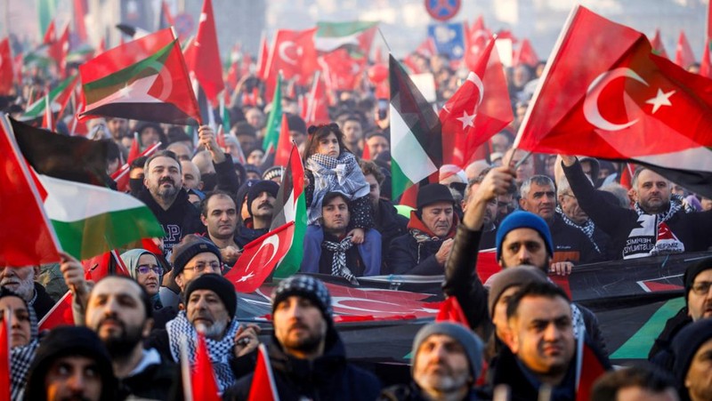 Pemandangan drone menunjukkan orang-orang berkumpul di Jembatan Galata dalam rangka solidaritas dengan warga Palestina setelah salat subuh pertama Tahun Baru di Istanbul, Turki, 1 Januari 2025. (REUTERS/Murad Sezer)