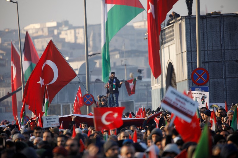 Pemandangan drone menunjukkan orang-orang berkumpul di Jembatan Galata dalam rangka solidaritas dengan warga Palestina setelah salat subuh pertama Tahun Baru di Istanbul, Turki, 1 Januari 2025. (REUTERS/Murad Sezer)