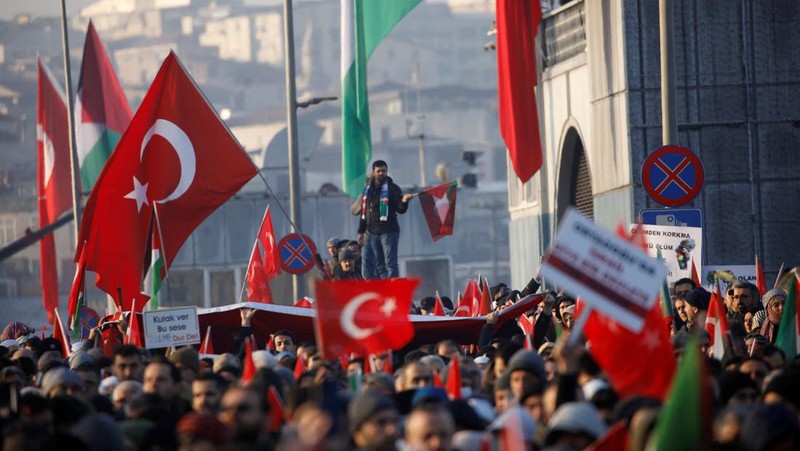 Pemandangan drone menunjukkan orang-orang berkumpul di Jembatan Galata dalam rangka solidaritas dengan warga Palestina setelah salat subuh pertama Tahun Baru di Istanbul, Turki, 1 Januari 2025. (REUTERS/Murad Sezer)