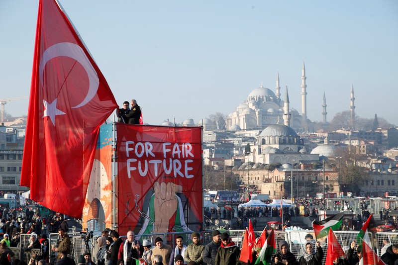 Pemandangan drone menunjukkan orang-orang berkumpul di Jembatan Galata dalam rangka solidaritas dengan warga Palestina setelah salat subuh pertama Tahun Baru di Istanbul, Turki, 1 Januari 2025. (REUTERS/Murad Sezer)