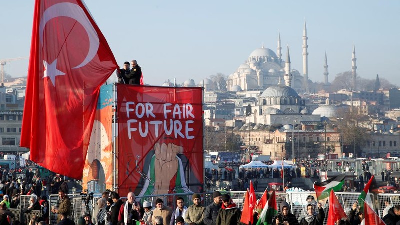 Pemandangan drone menunjukkan orang-orang berkumpul di Jembatan Galata dalam rangka solidaritas dengan warga Palestina setelah salat subuh pertama Tahun Baru di Istanbul, Turki, 1 Januari 2025. (REUTERS/Murad Sezer)