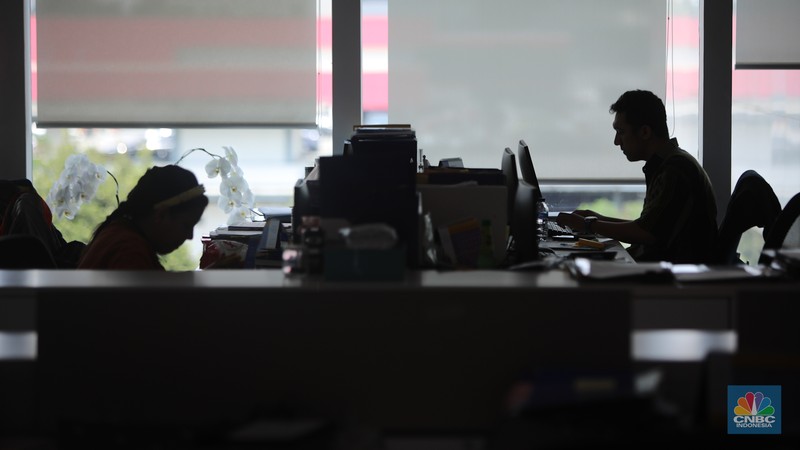 Pegawai beraktivitas pada salah satu gedung perkantoran pada hari pertama kerja tahun 2025 di Jakarta, Kamis (2/1/2025). (CNBC Indonesia/Faisal Rahman) Pegawai beraktivitas pada salah satu gedung perkantoran pada hari pertama kerja tahun 2025 di Jakarta, Kamis (2/1/2025). (CNBC Indonesia/Faisal Rahman)