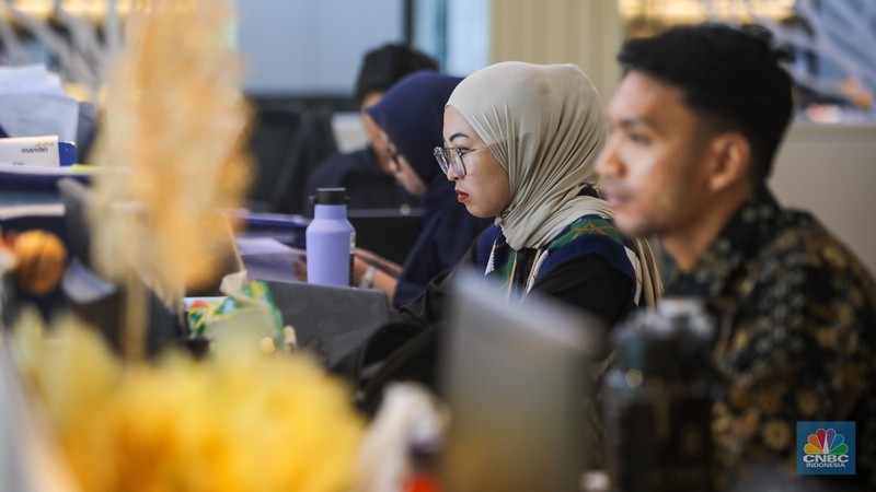 Pegawai beraktivitas pada salah satu gedung perkantoran pada hari pertama kerja tahun 2025 di Jakarta, Kamis (2/1/2025). (CNBC Indonesia/Faisal Rahman) Pegawai beraktivitas pada salah satu gedung perkantoran pada hari pertama kerja tahun 2025 di Jakarta, Kamis (2/1/2025). (CNBC Indonesia/Faisal Rahman)