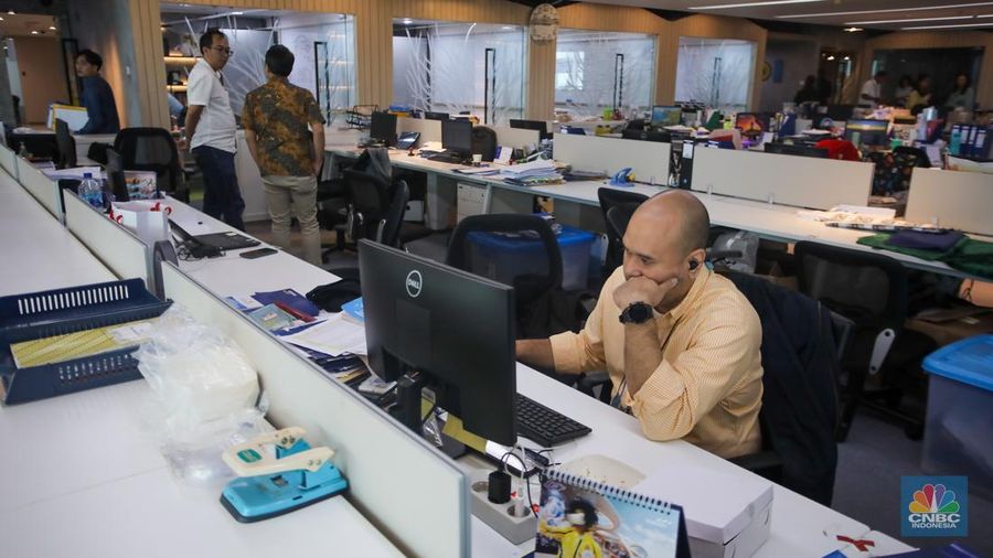 Pegawai beraktivitas pada salah satu gedung perkantoran pada hari pertama kerja tahun 2025 di Jakarta, Kamis (2/1/2025). (CNBC Indonesia/Faisal Rahman)