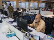 Pegawai beraktivitas pada salah satu gedung perkantoran pada hari pertama kerja tahun 2025 di Jakarta, Kamis (2/1/2025). (CNBC Indonesia/Faisal Rahman)