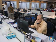 Pegawai beraktivitas pada salah satu gedung perkantoran pada hari pertama kerja tahun 2025 di Jakarta, Kamis (2/1/2025). (CNBC Indonesia/Faisal Rahman)