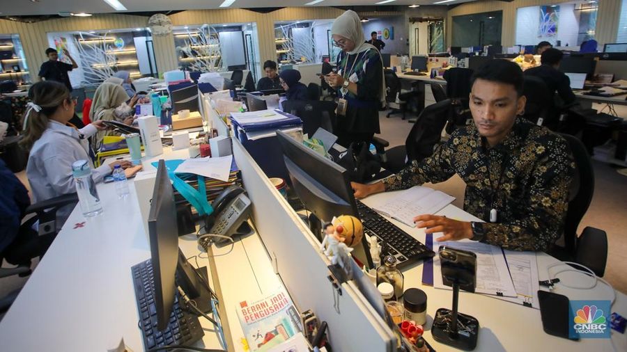 Pegawai beraktivitas pada salah satu gedung perkantoran pada hari pertama kerja tahun 2025 di Jakarta, Kamis (2/1/2025). (CNBC Indonesia/Faisal Rahman)