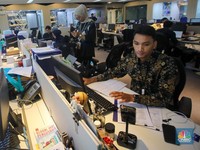 Pegawai beraktivitas pada salah satu gedung perkantoran pada hari pertama kerja tahun 2025 di Jakarta, Kamis (2/1/2025). (CNBC Indonesia/Faisal Rahman)
