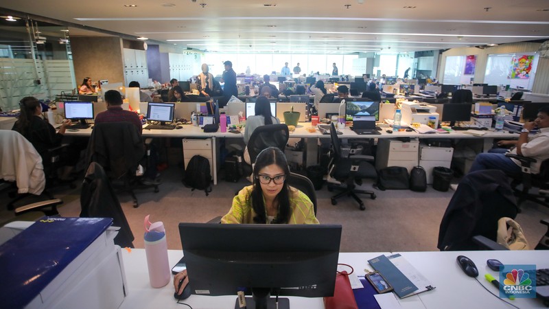 Pegawai beraktivitas pada salah satu gedung perkantoran pada hari pertama kerja tahun 2025 di Jakarta, Kamis (2/1/2025). (CNBC Indonesia/Faisal Rahman) Pegawai beraktivitas pada salah satu gedung perkantoran pada hari pertama kerja tahun 2025 di Jakarta, Kamis (2/1/2025). (CNBC Indonesia/Faisal Rahman)
