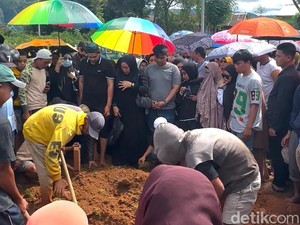 Keluarga Makamkan Jenazah Pengacara Korban Penembakan OTK di Bone
