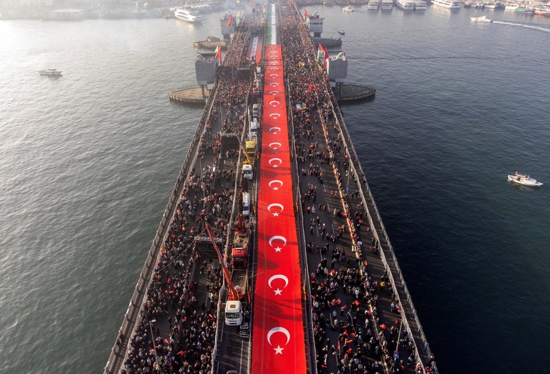 Pemandangan drone menunjukkan orang-orang berkumpul di Jembatan Galata dalam rangka solidaritas dengan warga Palestina setelah salat subuh pertama Tahun Baru di Istanbul, Turki, 1 Januari 2025. (REUTERS/Murad Sezer)