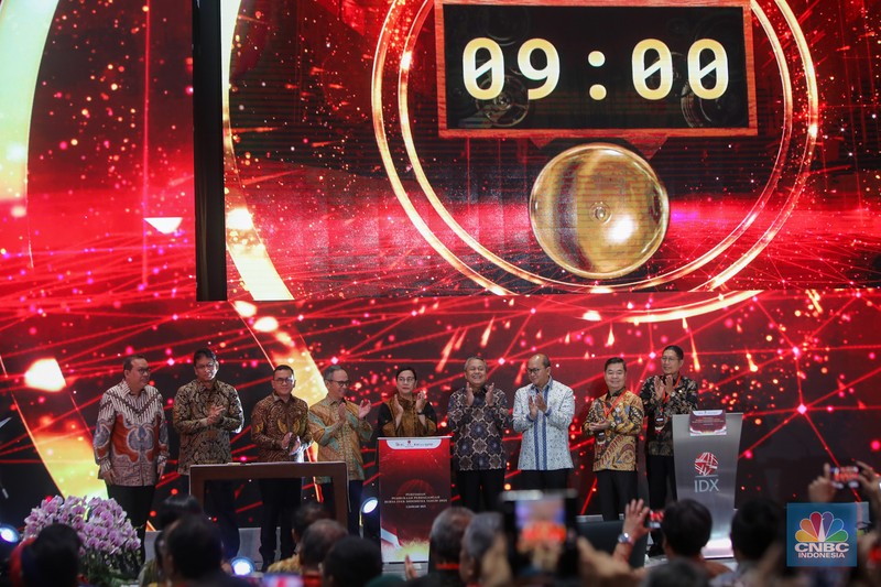 Layar menampilkan pergerakan perdagangan saham saat Pembukaan Perdagangan Tahun di Gedunh Bursa Efek Indonesia (BEI), Jakarta, Kamis (2/1/2025). Layar menampilkan pergerakan perdagangan saham saat Pembukaan Perdagangan Tahun di Gedunh Bursa Efek Indonesia (BEI), Jakarta, Kamis (2/1/2025). (CNBC Indonesia/Faisal Rahman)