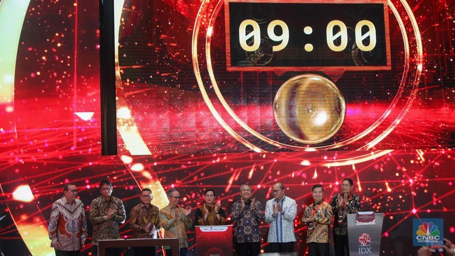 Layar menampilkan pergerakan perdagangan saham saat Pembukaan Perdagangan Tahun di Gedunh Bursa Efek Indonesia (BEI), Jakarta, Kamis (2/1/2025). (վ/Faisal Rahman)
