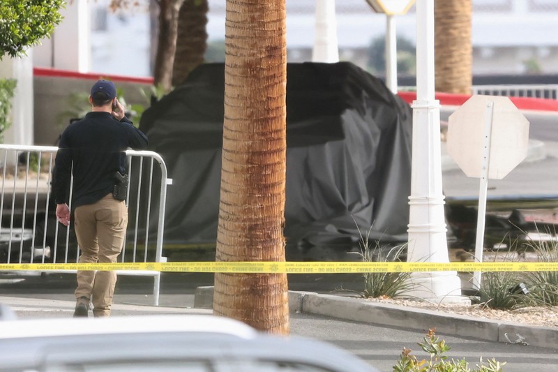 Asap mengepul setelah Tesla Cybertruck terbakar di pintu masuk Trump Tower di Las Vegas, Nevada, AS, 1 Januari 2025, dalam tangkapan layar dari video yang diperoleh dari media sosial. Asap mengepul setelah Tesla Cybertruck terbakar di pintu masuk Trump Tower di Las Vegas, Nevada, AS, 1 Januari 2025, dalam tangkapan layar dari video yang diperoleh dari media sosial. (Jeffrey Miller/via REUTERS)