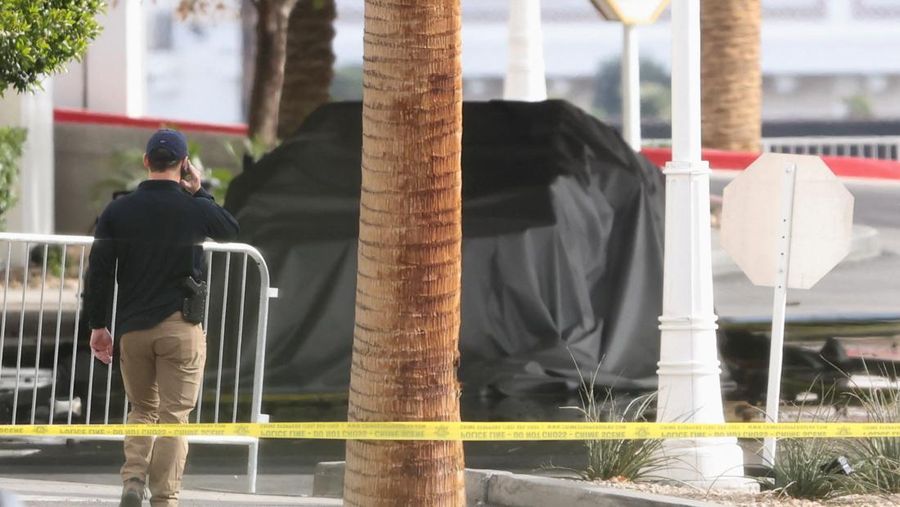 Asap mengepul setelah Tesla Cybertruck terbakar di pintu masuk Trump Tower di Las Vegas, Nevada, AS, 1 Januari 2025, dalam tangkapan layar dari video yang diperoleh dari media sosial. (Jeffrey Miller/via REUTERS)