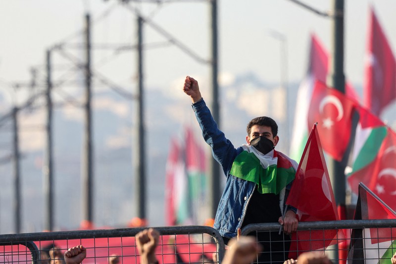 Pemandangan drone menunjukkan orang-orang berkumpul di Jembatan Galata dalam rangka solidaritas dengan warga Palestina setelah salat subuh pertama Tahun Baru di Istanbul, Turki, 1 Januari 2025. Pemandangan drone menunjukkan orang-orang berkumpul di Jembatan Galata dalam rangka solidaritas dengan warga Palestina setelah salat subuh pertama Tahun Baru di Istanbul, Turki, 1 Januari 2025. (REUTERS/Murad Sezer)