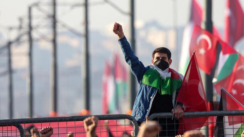 Pemandangan drone menunjukkan orang-orang berkumpul di Jembatan Galata dalam rangka solidaritas dengan warga Palestina setelah salat subuh pertama Tahun Baru di Istanbul, Turki, 1 Januari 2025. (REUTERS/Murad Sezer)