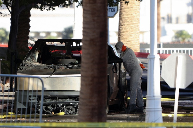 Asap mengepul setelah Tesla Cybertruck terbakar di pintu masuk Trump Tower di Las Vegas, Nevada, AS, 1 Januari 2025, dalam tangkapan layar dari video yang diperoleh dari media sosial. (Jeffrey Miller/via REUTERS)