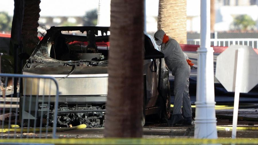 Sisa-sisa Tesla Cybertruck yang terbakar di pintu masuk Trump Tower, berdiri di dalam area yang ditutup, di Las Vegas, Nevada, AS, 1 Januari 2025. (REUTERS/Ronda Churchill)