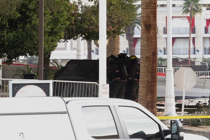 Asap mengepul setelah Tesla Cybertruck terbakar di pintu masuk Trump Tower di Las Vegas, Nevada, AS, 1 Januari 2025, dalam tangkapan layar dari video yang diperoleh dari media sosial. Asap mengepul setelah Tesla Cybertruck terbakar di pintu masuk Trump Tower di Las Vegas, Nevada, AS, 1 Januari 2025, dalam tangkapan layar dari video yang diperoleh dari media sosial. (Jeffrey Miller/via REUTERS)