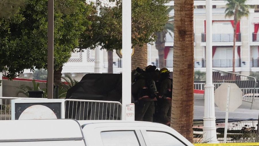 Asap mengepul setelah Tesla Cybertruck terbakar di pintu masuk Trump Tower di Las Vegas, Nevada, AS, 1 Januari 2025, dalam tangkapan layar dari video yang diperoleh dari media sosial. (Jeffrey Miller/via REUTERS)