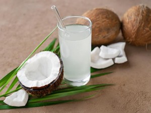 Mana Lebih Bagus, Air Kelapa Kalengan, Botol, atau Kemasan Kotak?