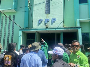 Aksi Protes Kader PPP Sukabumi Desak Ketua DPC Mundur
