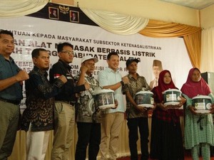 Moreno Soeprapto Serahkan Bantuan Kompor Listrik untuk Warga Malang