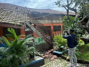 2 Tahun Dibiarkan Rusak, Atap 4 Ruang Kelas SDN di Mojokerto Ambruk
